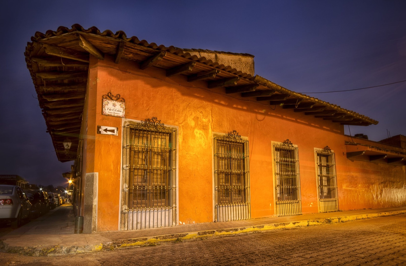 Calle de Coatepec iluminada durante la noche