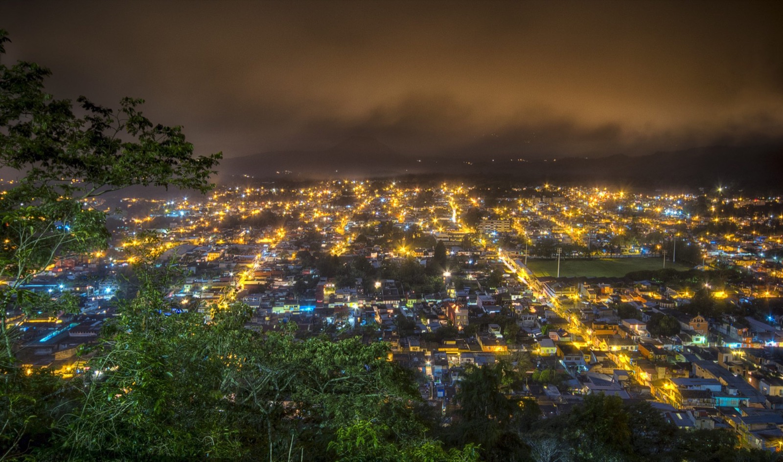 Vista nocturna de Coatepec y sus montañas
