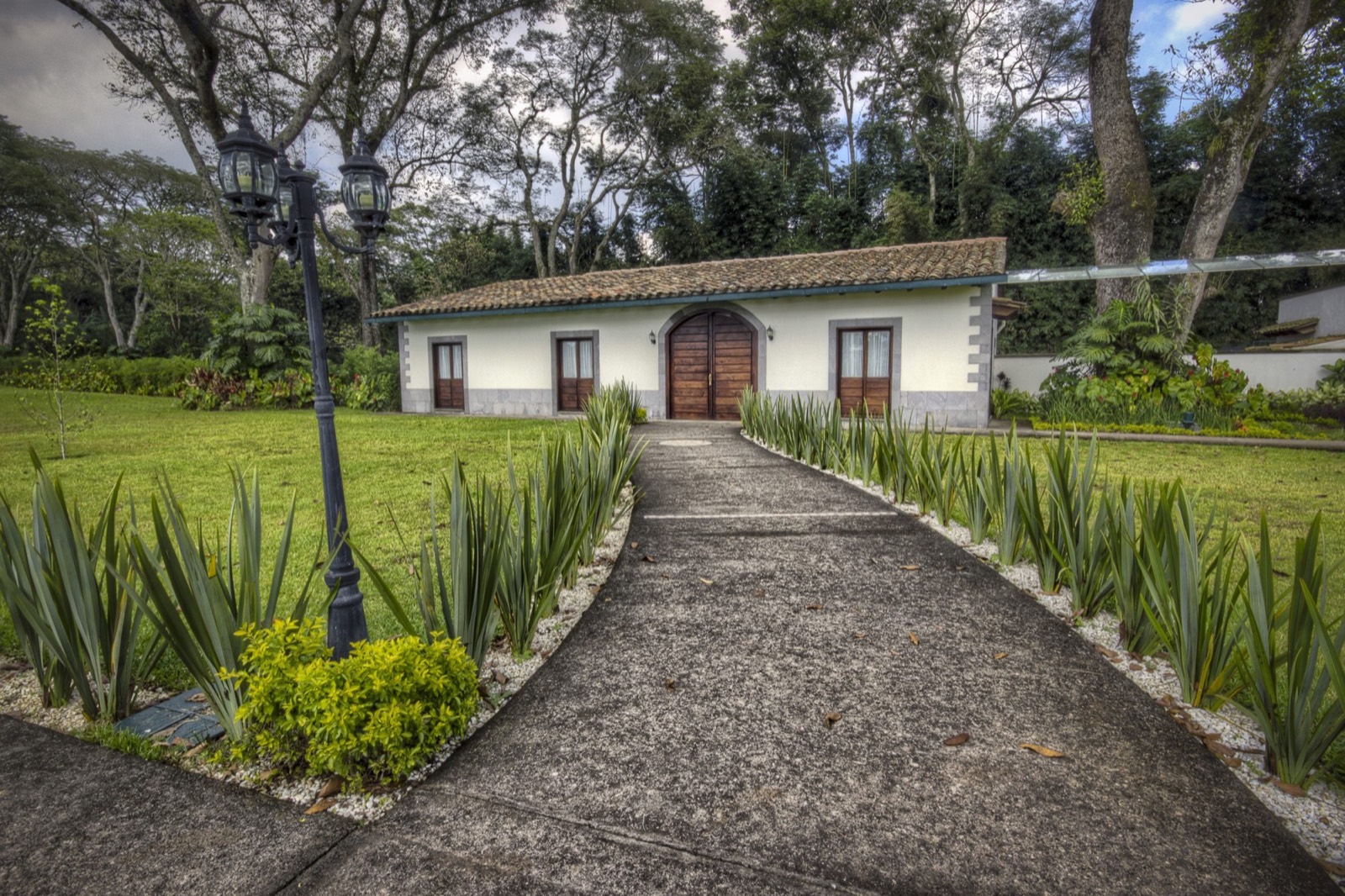 Casa de una finca cafetalera rodeada de jardines