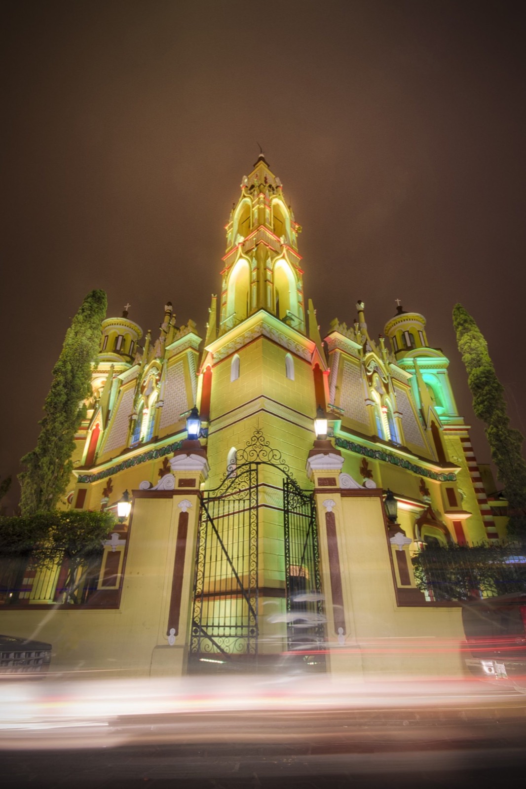 Iglesia de Coatepec iluminada por la noche