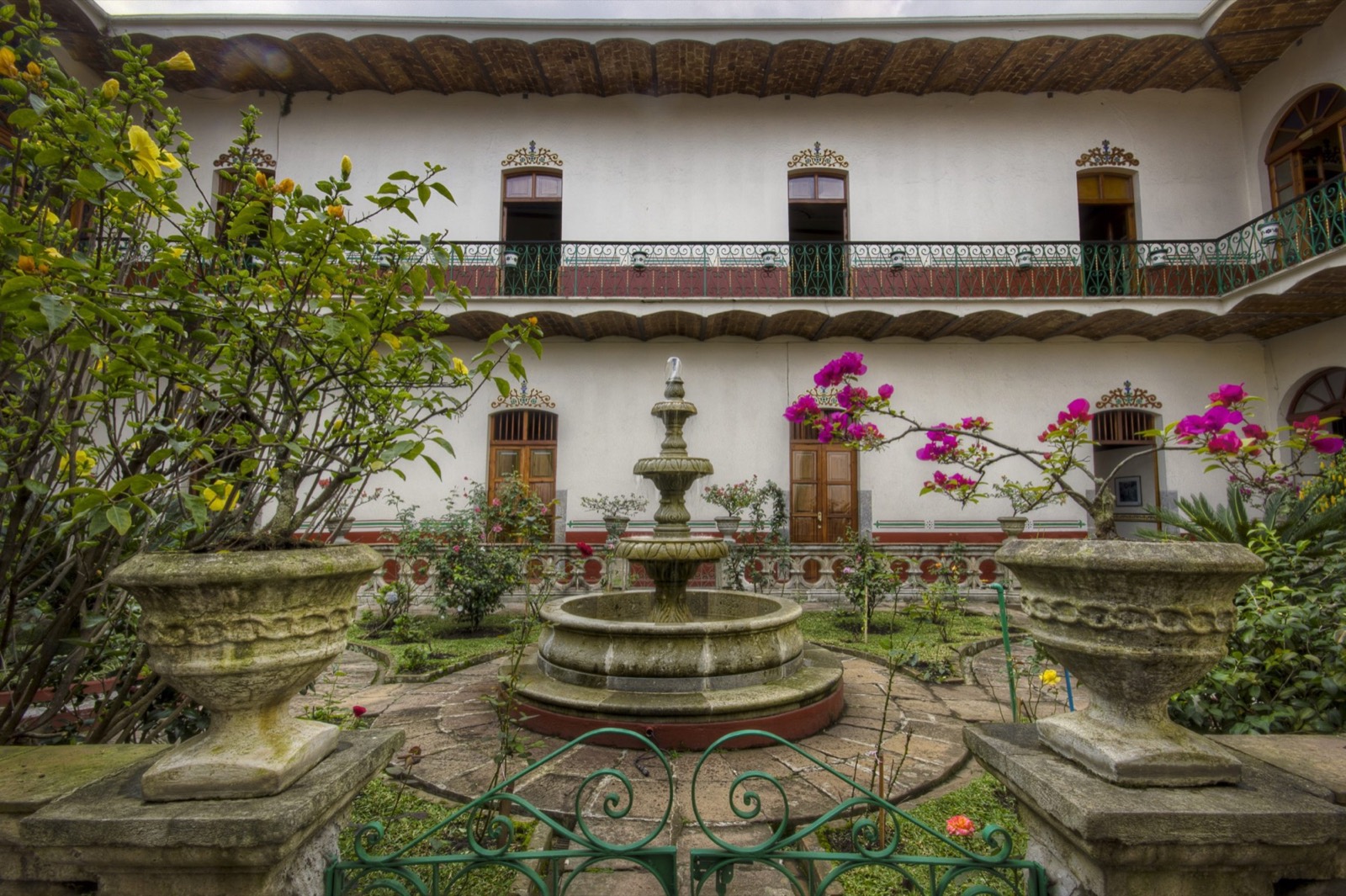 Patio tradicional coatepecano con fuente y vegetación