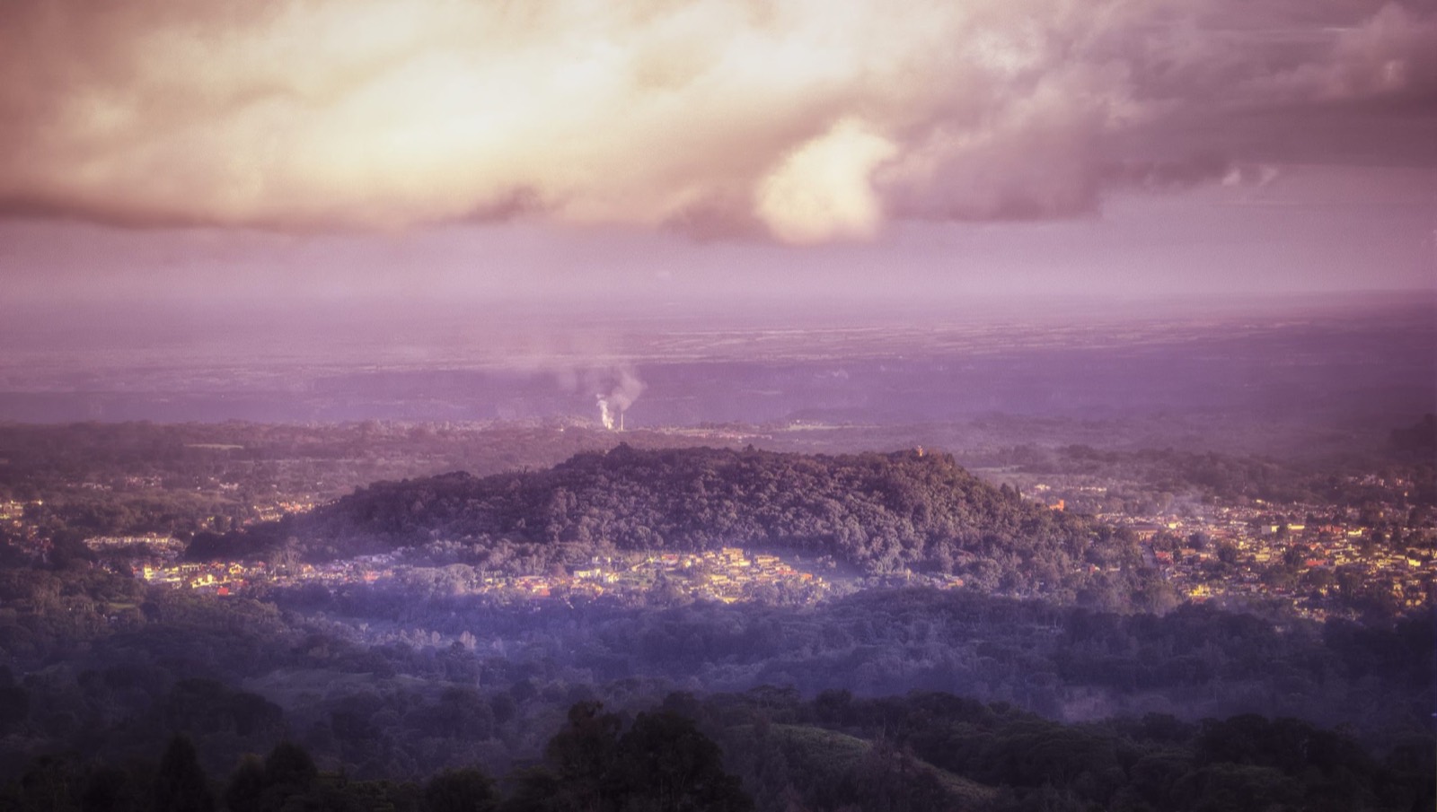 Panorámica del valle de Coatepec entre la neblina