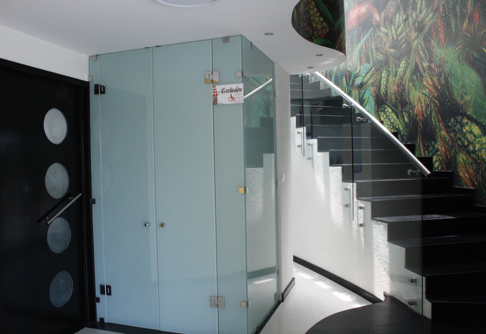 Acceso y escalera del restaurante Quipán