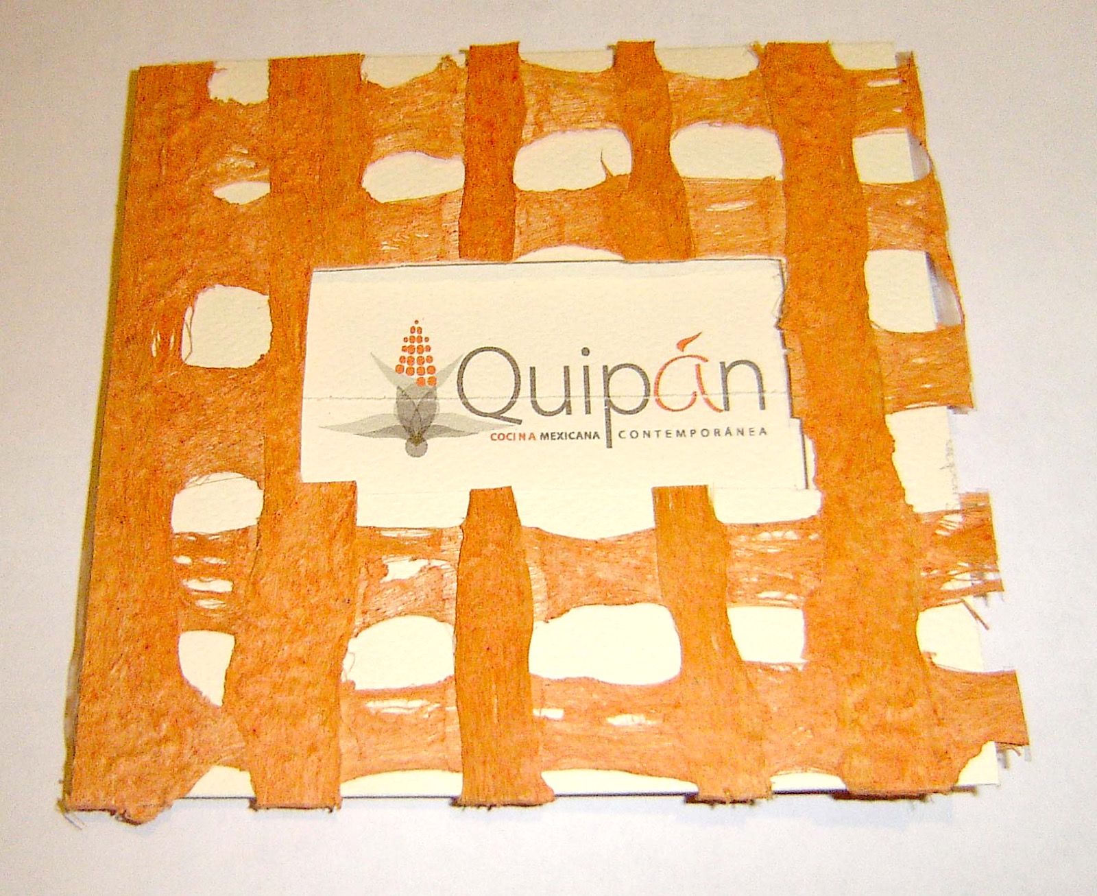 Invitación de Quipán elaborada con papel que evoca la hoja del maíz