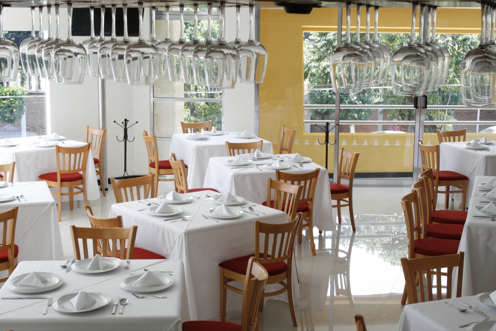 Salón de mesas del restaurante Quipán