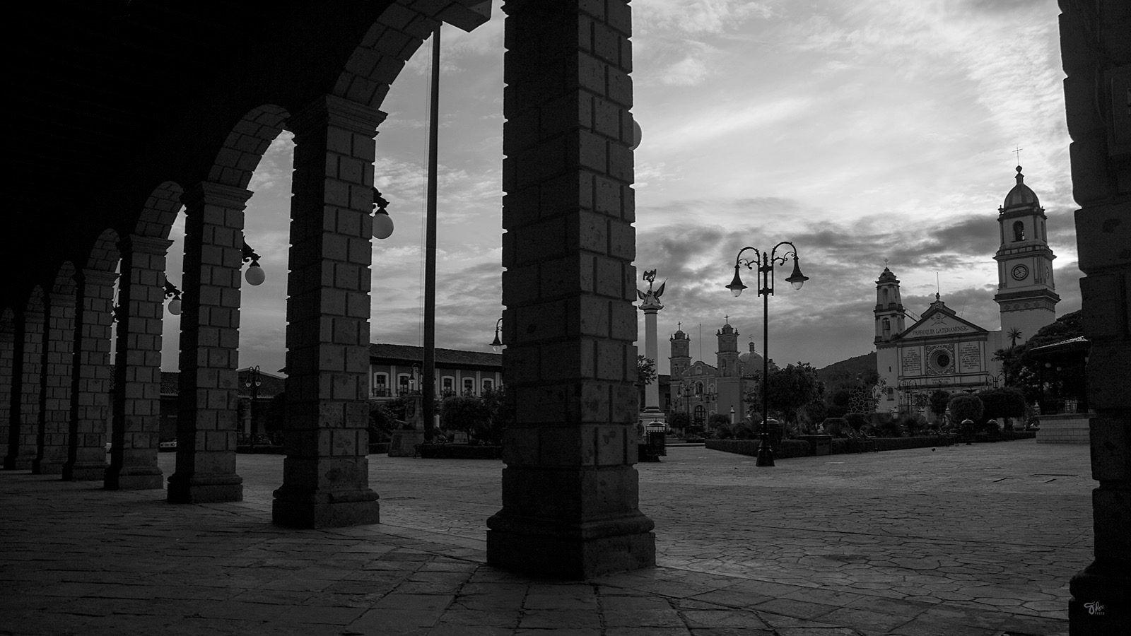 Plaza y arquería de Zacapoaxtla en blanco y negro